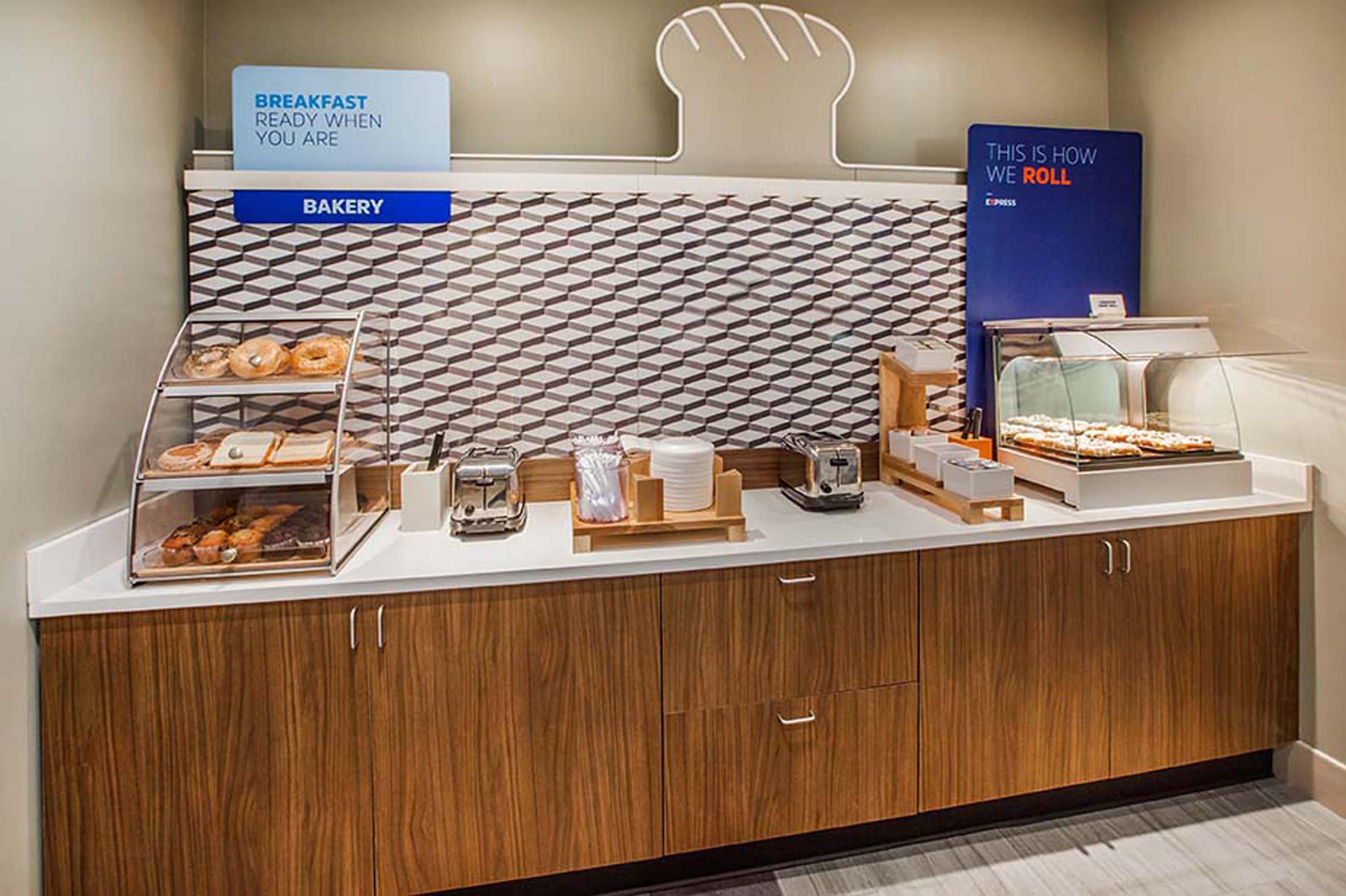 Express & West By Ihg Hotel Ann Arbor