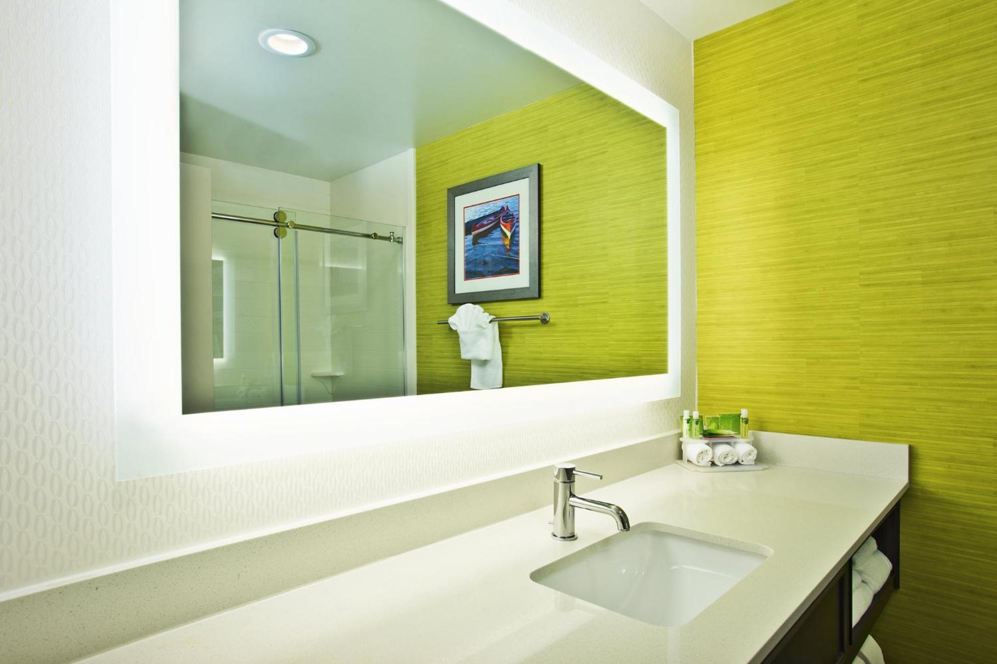 Express & West By Ihg Hotel